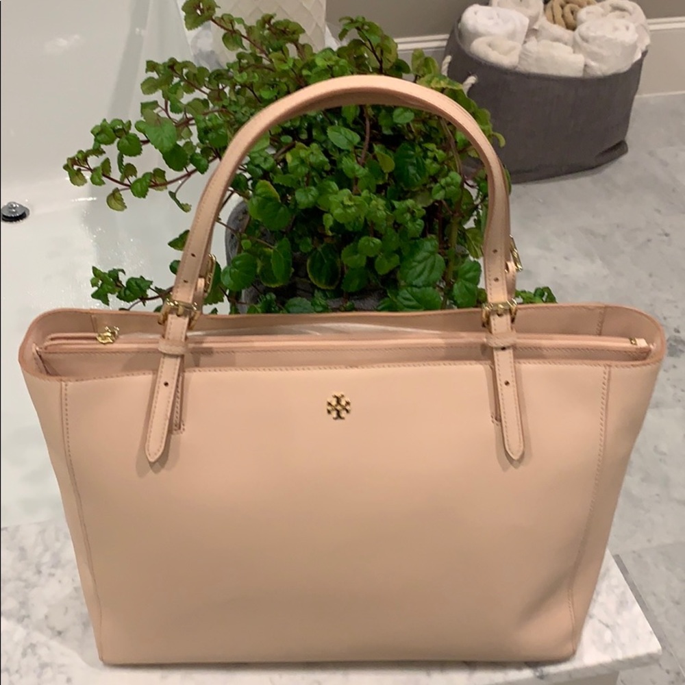 Tory Burch Tote in EXCELLENT condition.